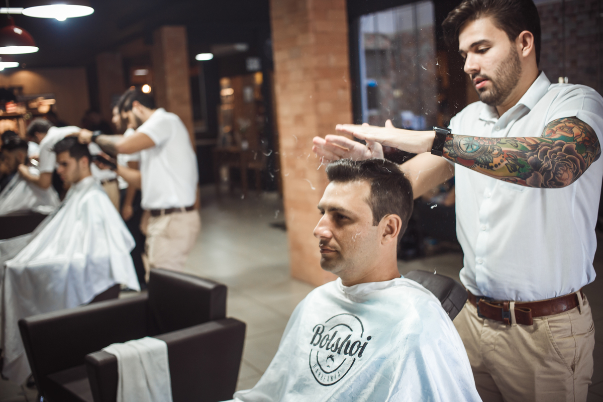 Casamento Gleicekelle e Thiago realizado em Itumbiara Goias, fotografado por Carlos Nikito Making of do noivo na Barbearia Bolshoi.