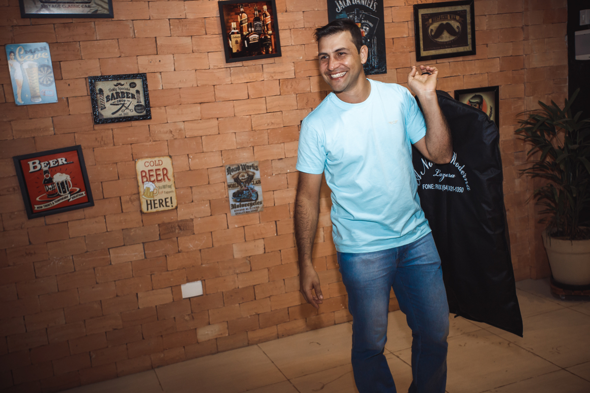 Casamento Gleicekelle e Thiago realizado em Itumbiara Goias, fotografado por Carlos Nikito. Making of do noivo na Barbearia Bolshoi.
