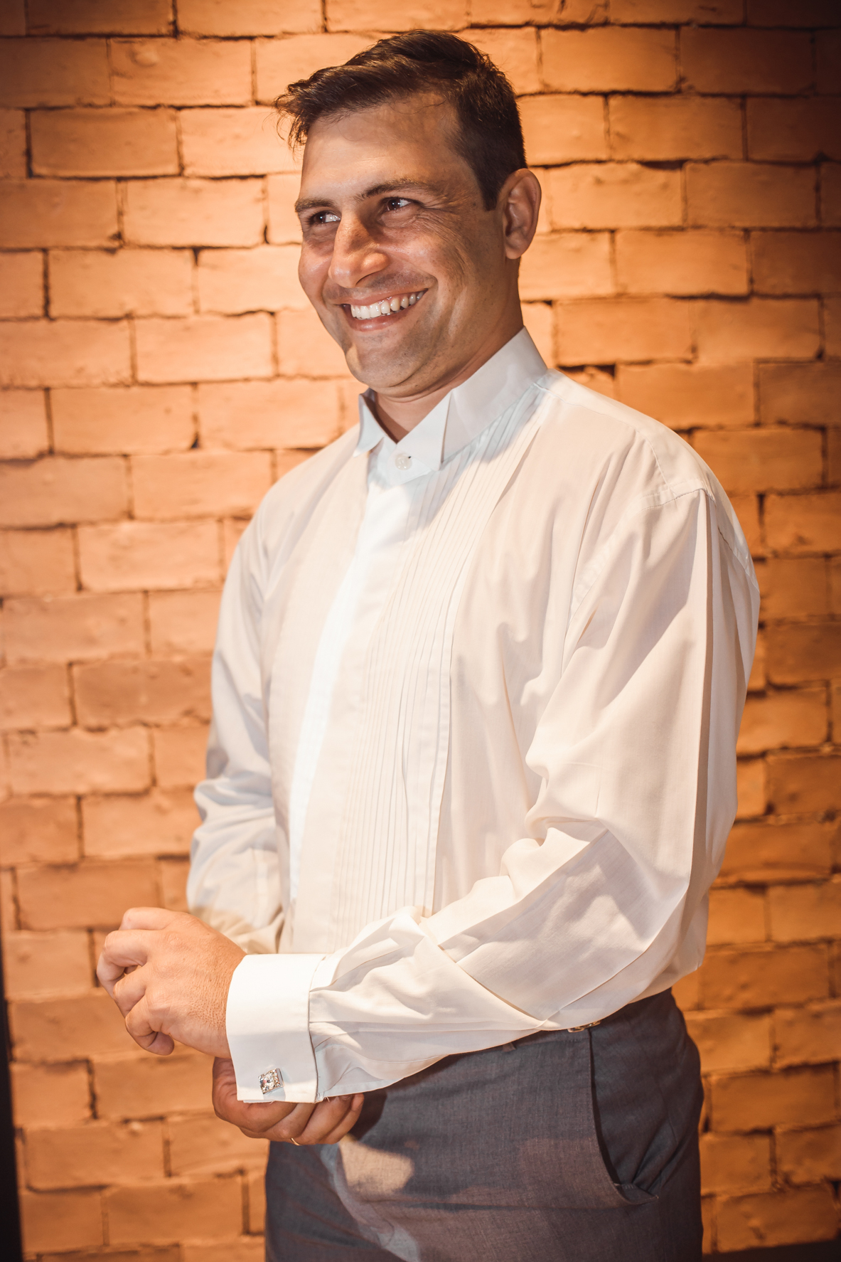 Casamento Gleicekelle e Thiago realizado em Itumbiara Goias, fotografado por Carlos Nikito. Making of do noivo na Barbearia Bolshoi.