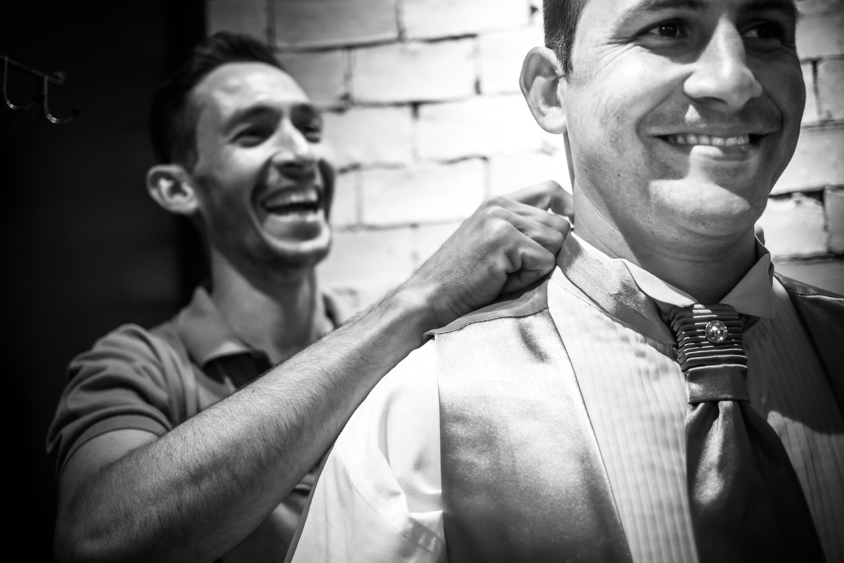 Casamento Gleicekelle e Thiago realizado em Itumbiara Goias, fotografado por Carlos Nikito. Making of do noivo na Barbearia Bolshoi.