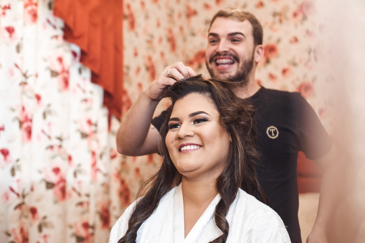 Casamento Andrielle  e Edson realizado em Itumbiara Goias, fotografado por Carlos Nikito. Making of no Tiago Azevedo hairdressers