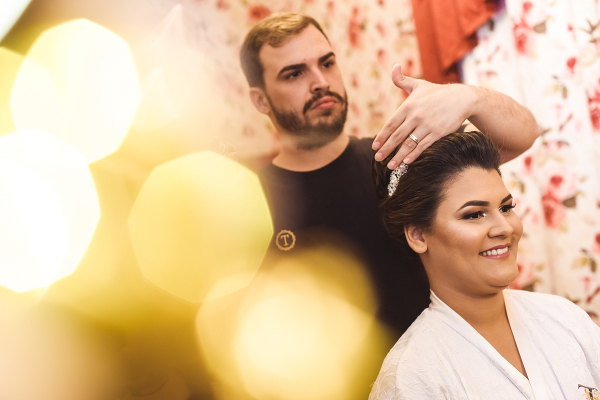 Casamento Andrielle  e Edson realizado em Itumbiara Goias, fotografado por Carlos Nikito. Making of no Tiago Azevedo hairdressers