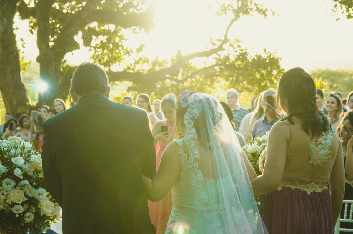 Noiva entrando com o pai e a mãe, cerimônia de casamento em campo aberto, ao ar livre, no por-do-sol em João Pessoa, Conde, Paraíba, PB