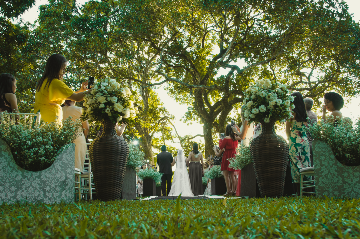 Noiva no altar em casamento em campo aberto no Conde, João Pessoa, Paraíba, com árvore e natureza, PB