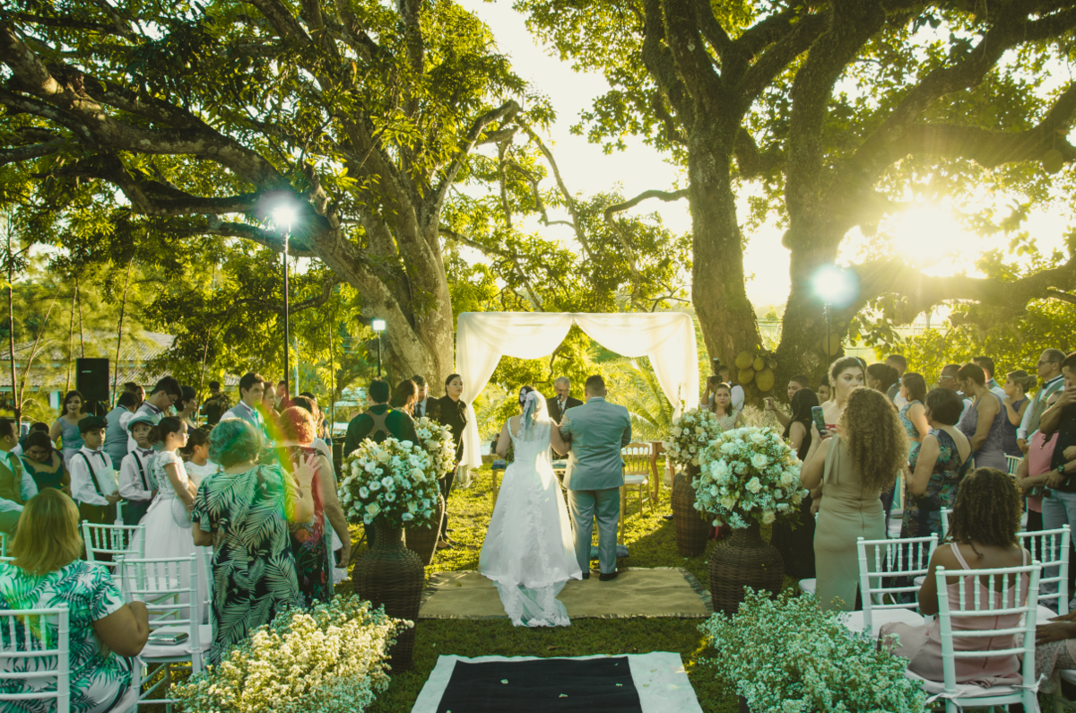 Noiva e noivo no altar com por do sol em casamento no campo com natureza conde joão pessoa paraíba pb