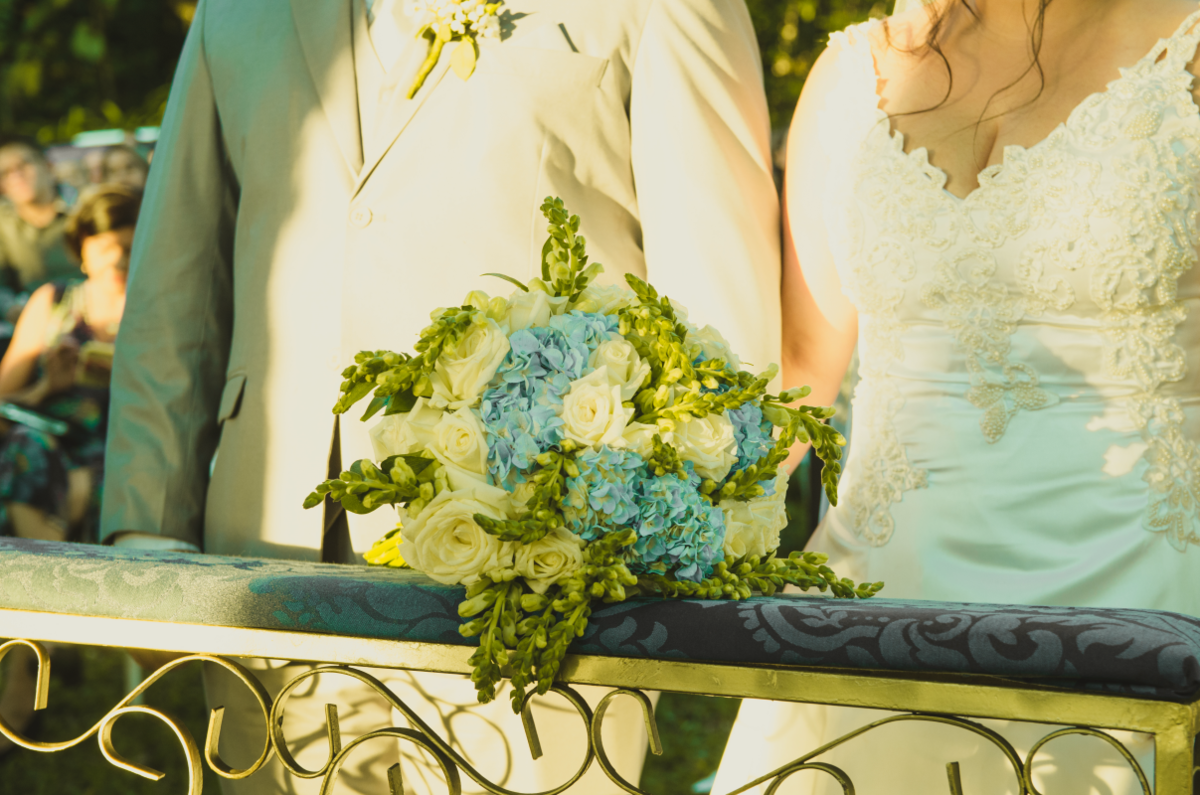 noivos em casamento ao ar livre, buquê, close no bouquet