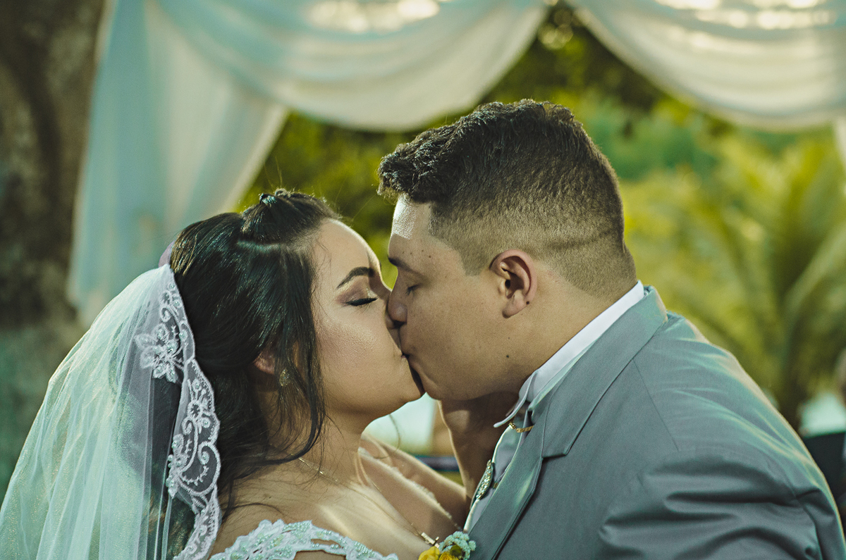hora do beijo, noivos se beijando, ela disse sim, casados, beijo, matrimônio, casamento ao ar livre, por do sol no conde, joão pessoa paraíba