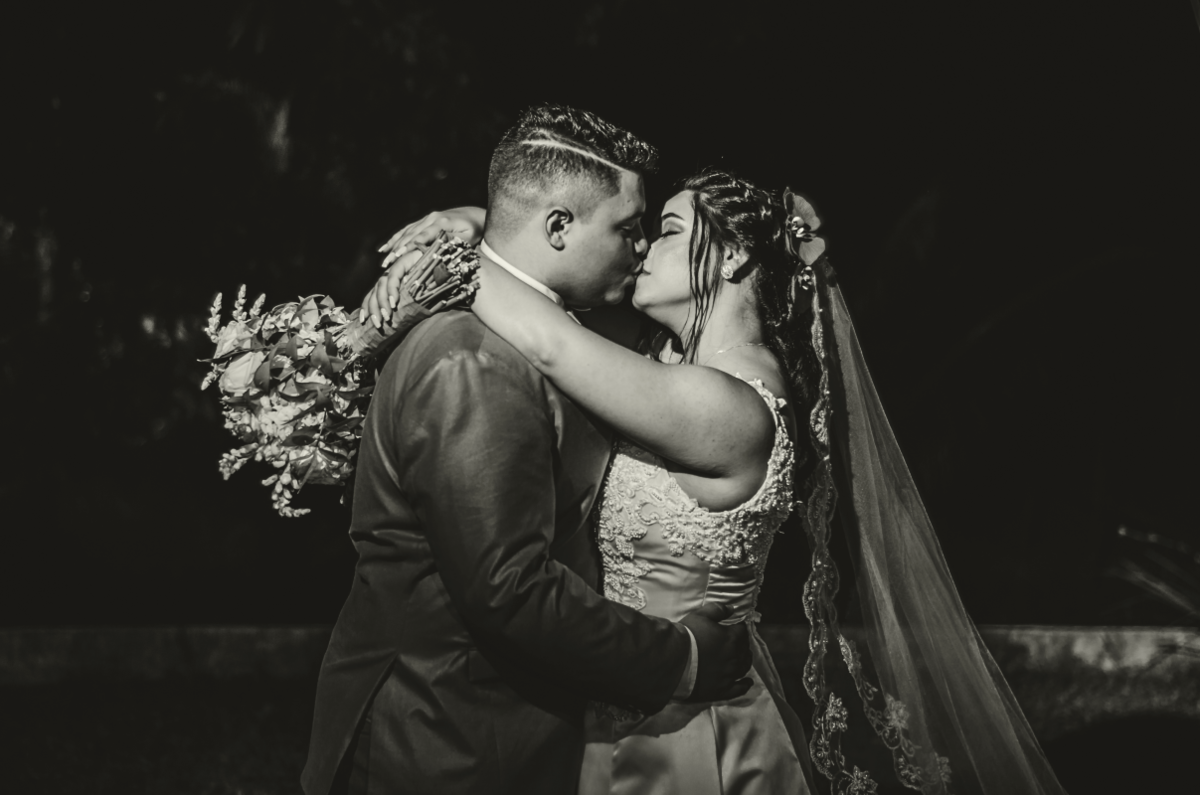 Foto dos noivos se beijando, casal se beijando, casamento preto e branco, fotos B&WN