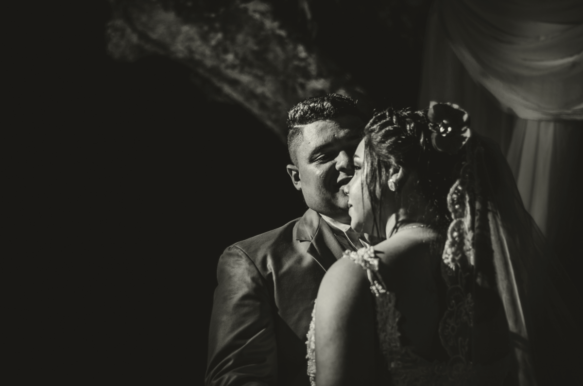 Casal se olhando, casamento preto e branco, B&W