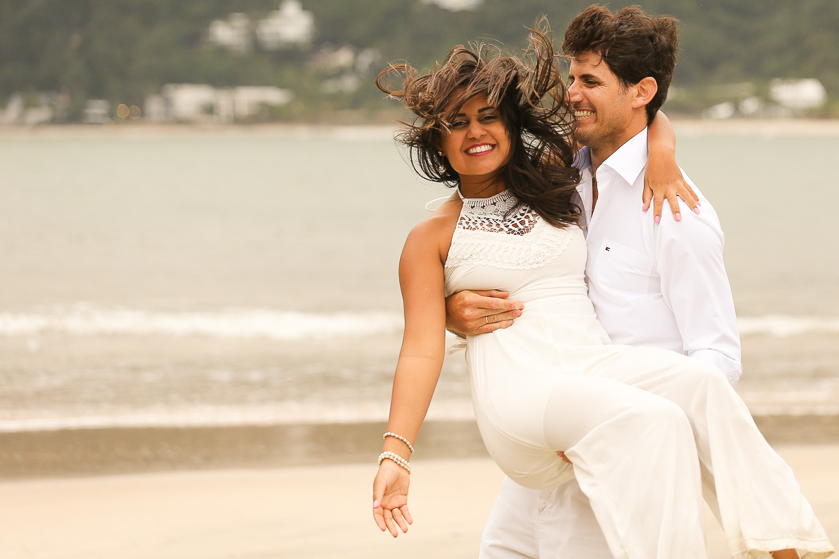 ensaio pré casamento na praia das conchas no guarujá