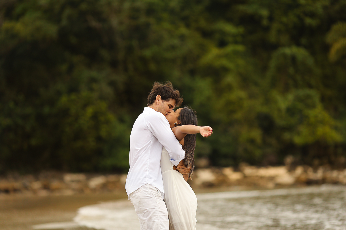 ensaio pré casamento na praia das conchas no guarujá