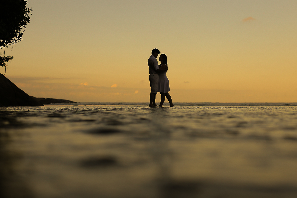 ensaio-pré-casamento-praia-das-conchas-guarujá-sp