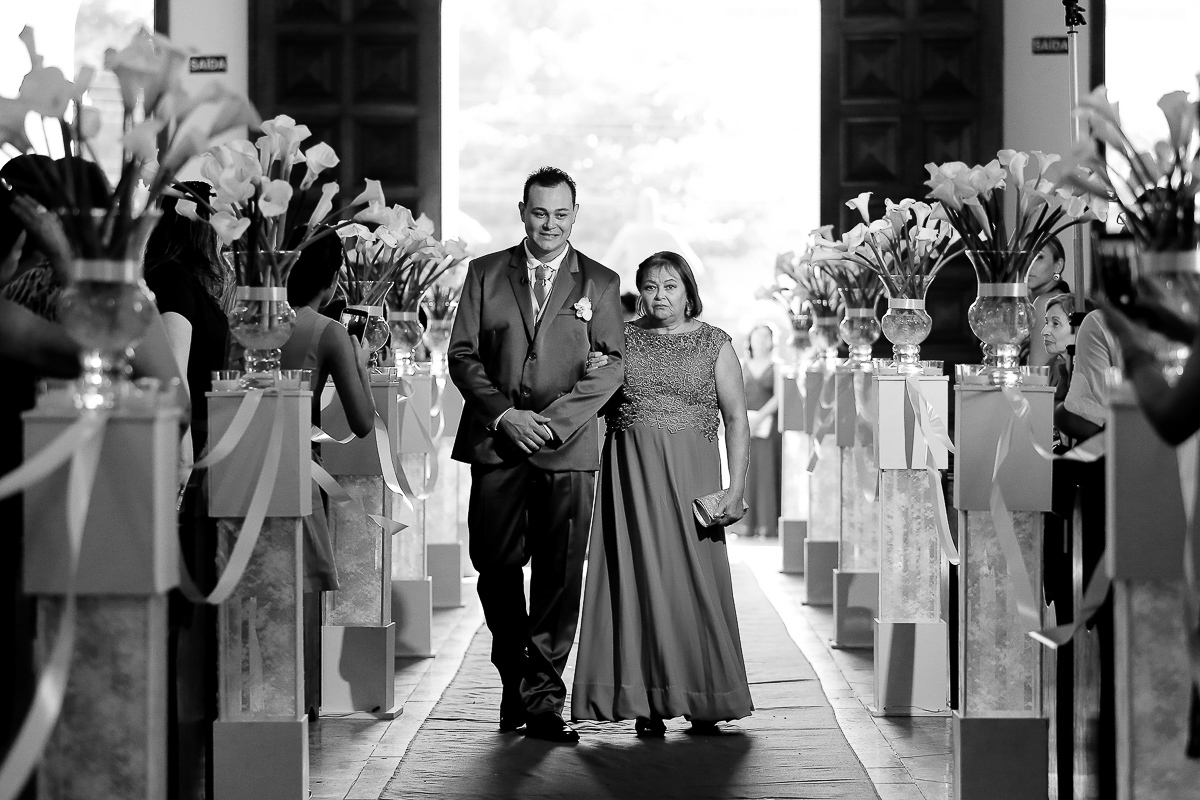 entrada do noivo na igreja matriz no guaruja