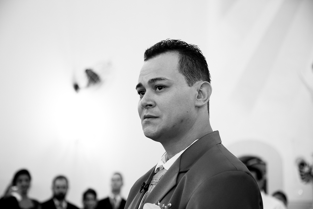 noivo olhando a noiva entrar na igreja matriz do guaruja