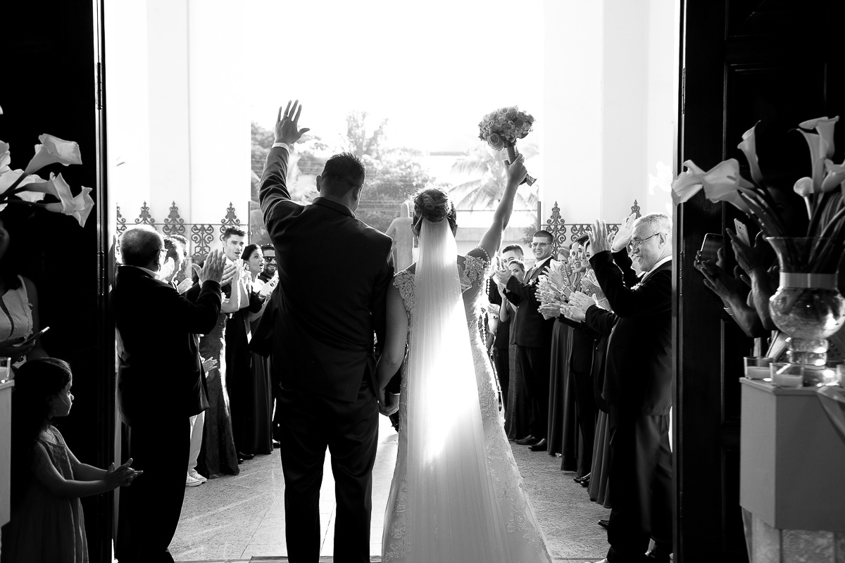 saida do casal do casamento na igreja matriz do guaruja