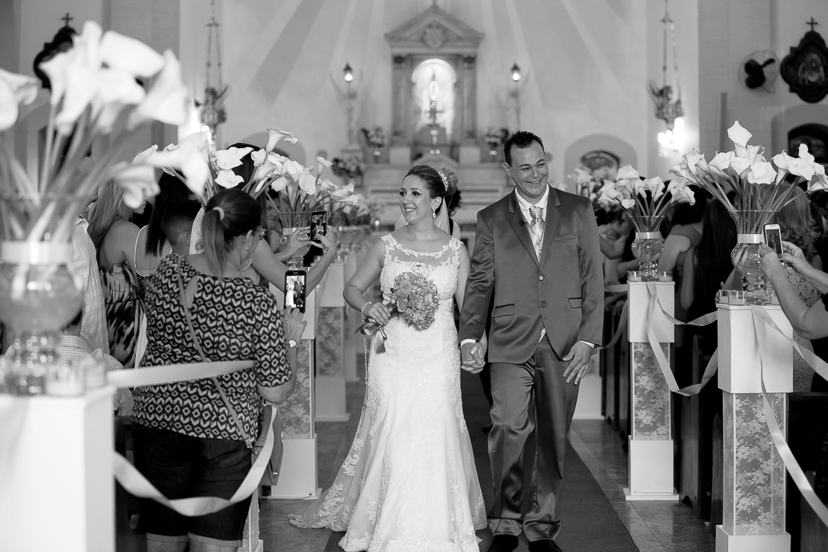 saida do casal do casamento na igreja matriz do guaruja