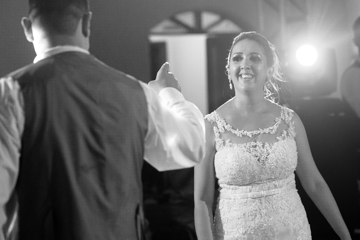 casal dançando na festa de casamento cassino da base aérea de santos