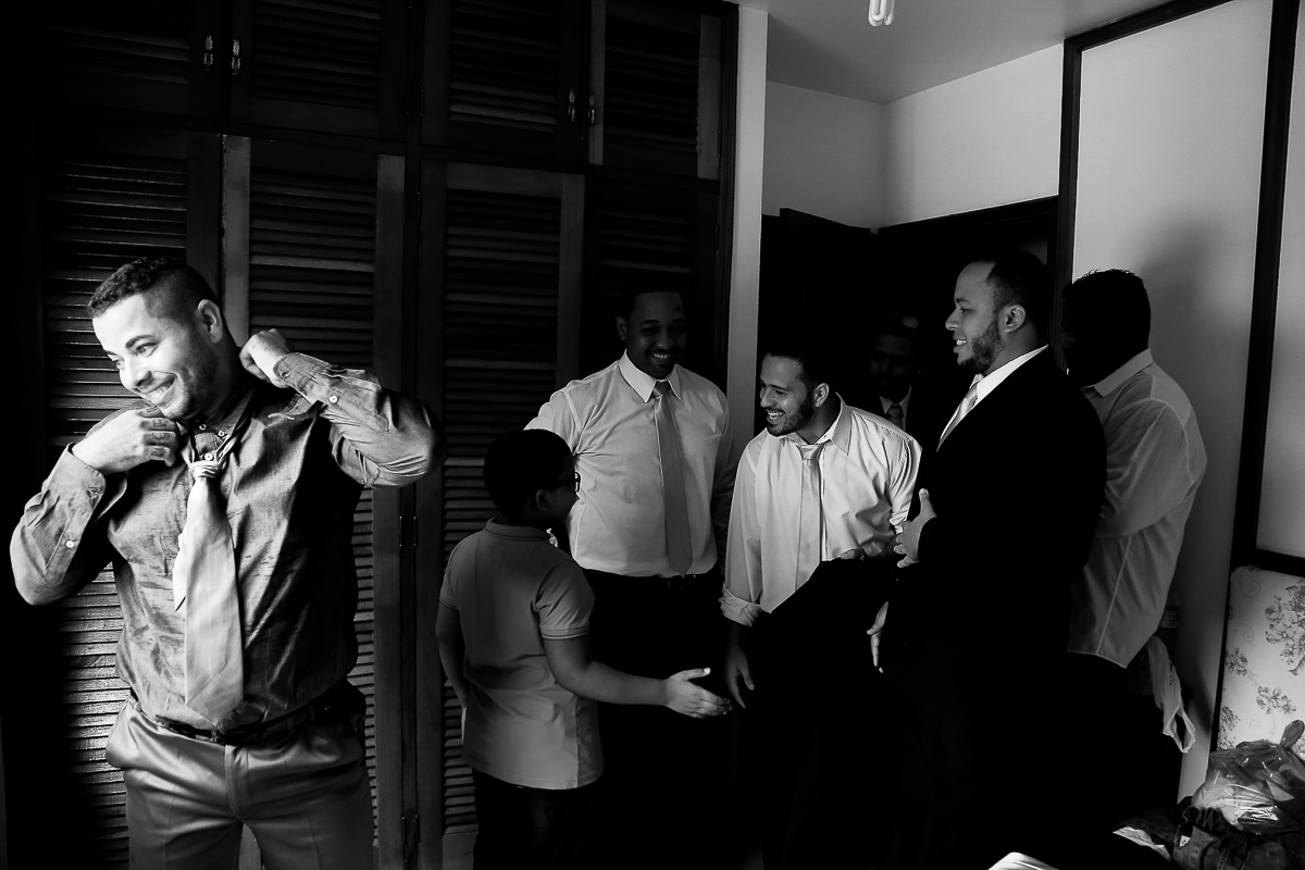 noivo no makig of do casamento de dia no jardim acapulco