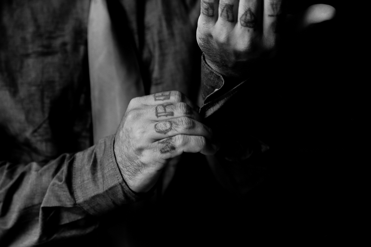 noivo no makig of do casamento de dia no jardim acapulco