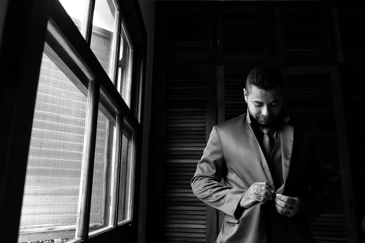 noivo no makig of do casamento de dia no jardim acapulco