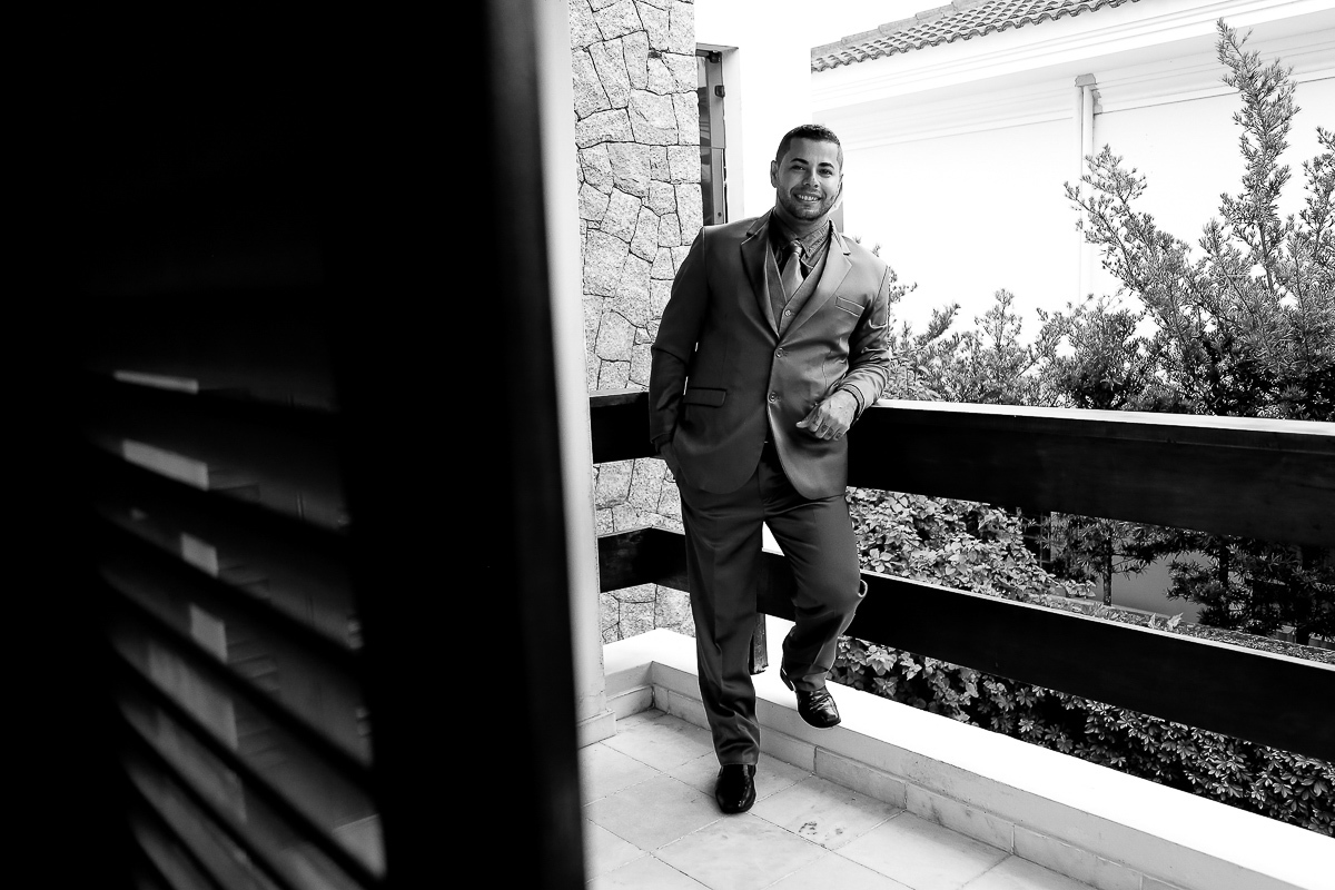 noivo no makig of do casamento de dia no jardim acapulco