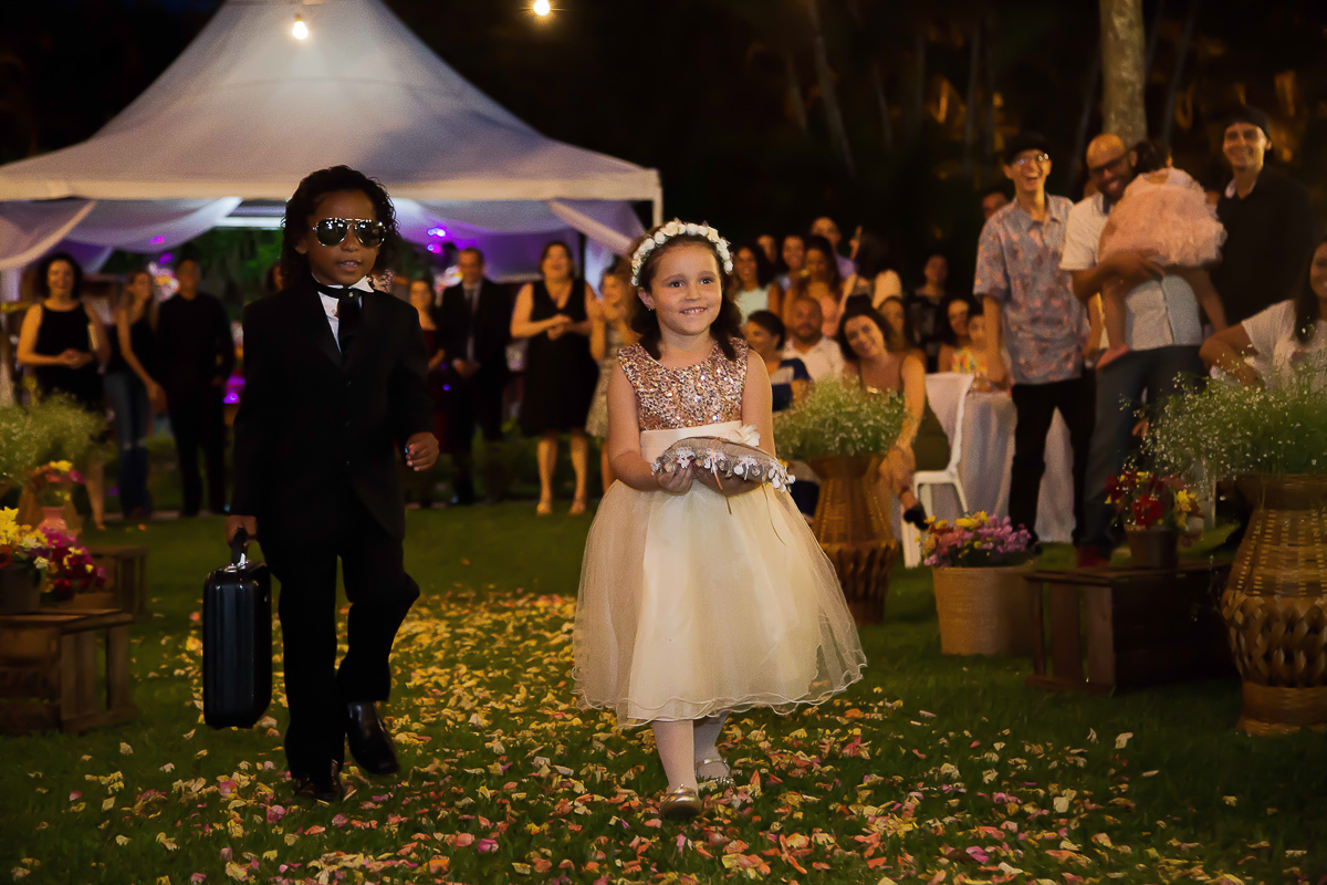 entrada das alianças do casamento no jardim acapulco no guaruja