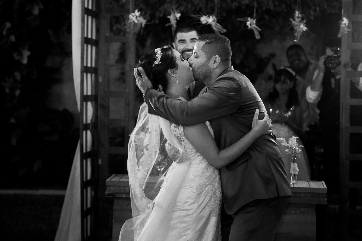 beijo do casal no casamento no jardim acapulco no guaruja