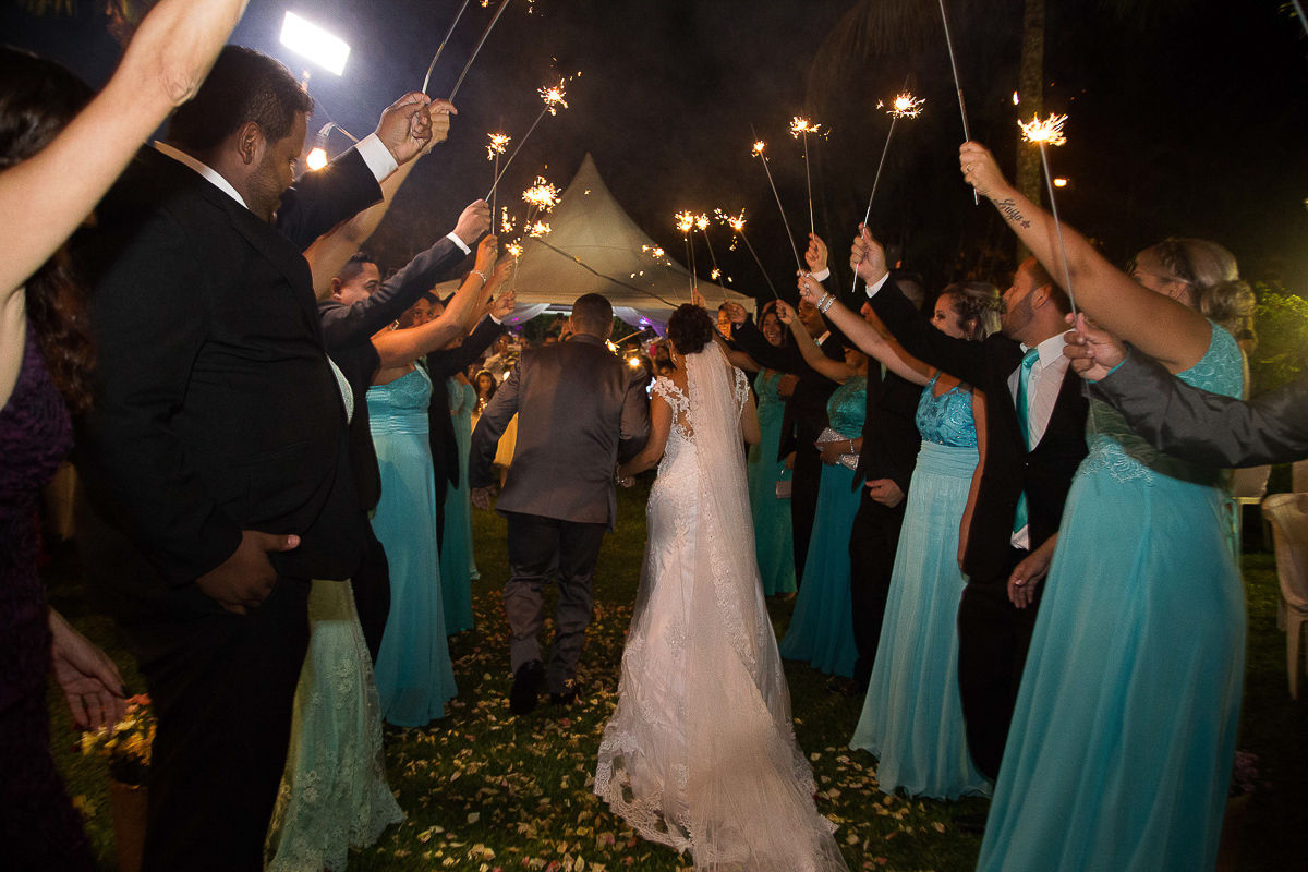saida dos noivos do casamento no jardim acapulco no guaruja