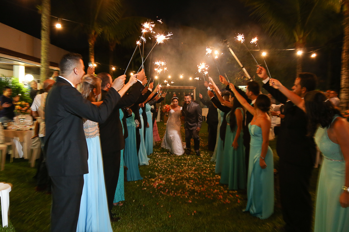 saida dos noivos do casamento no jardim acapulco no guaruja