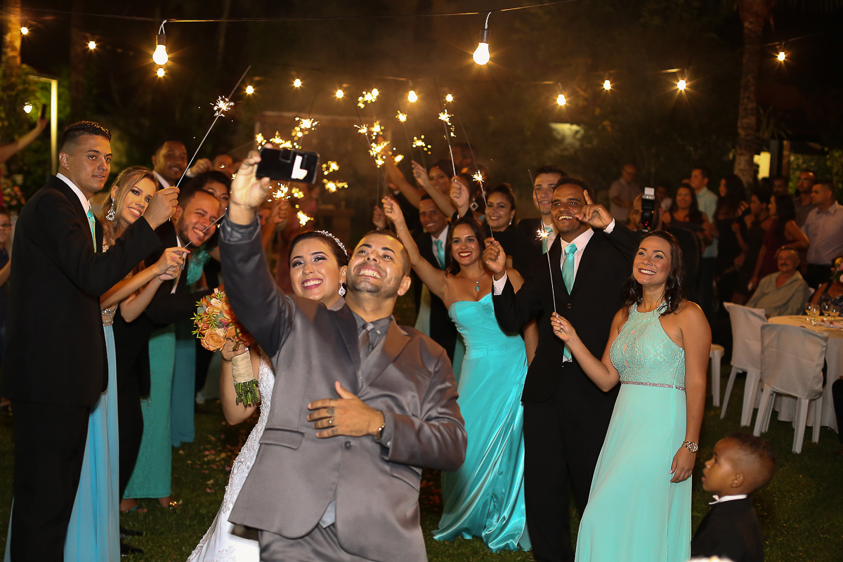 saida dos noivos do casamento no jardim acapulco no guaruja