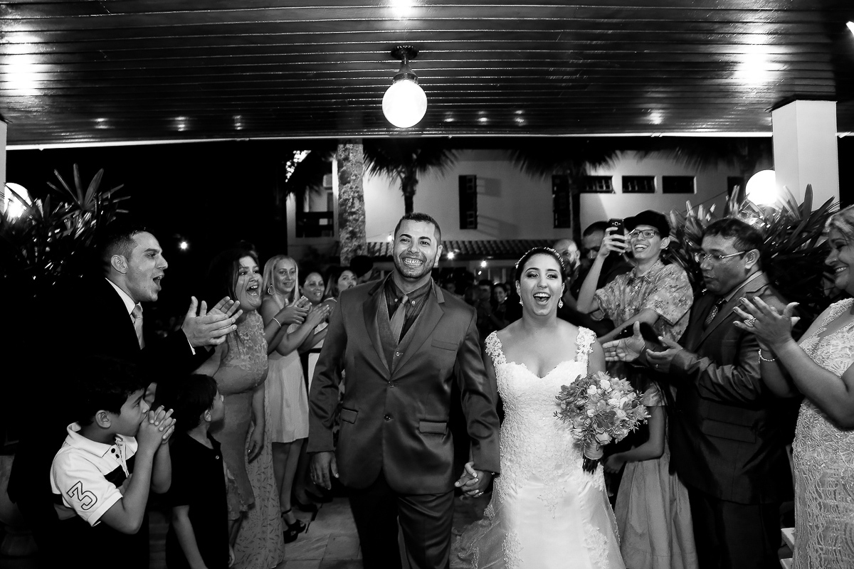 entrada dos  noivos do casamento no jardim acapulco no guaruja
