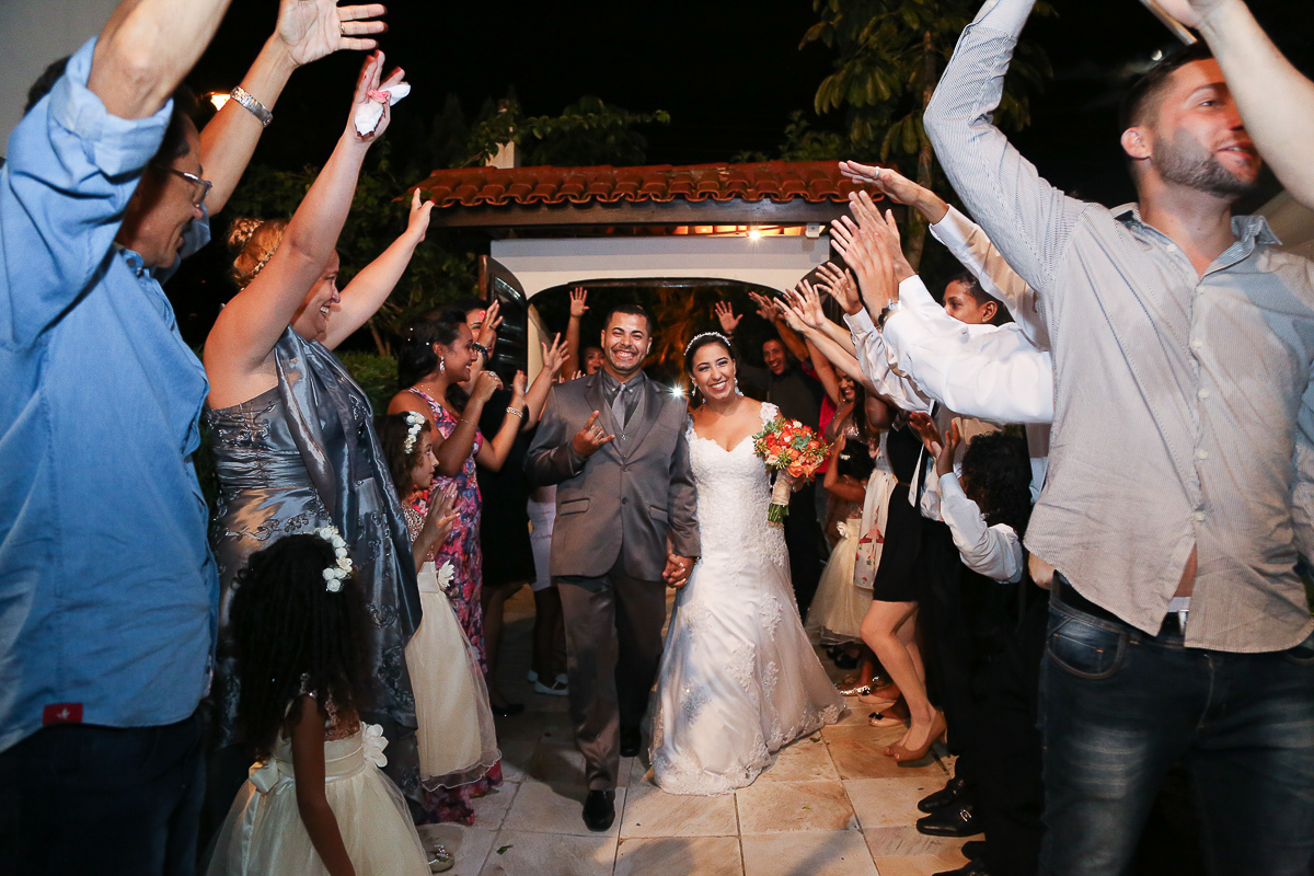 entrada dos  noivos do casamento no jardim acapulco no guaruja