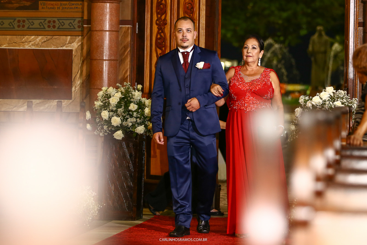 entrada-do-noivo-igreja-do-embaré-em-santos-noivo-bruno