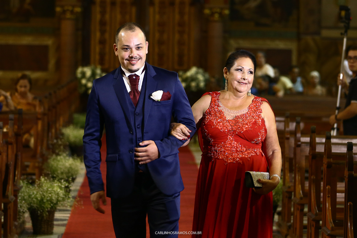 entrada-do-noivo-igreja-do-embaré-em-santos-noivo-bruno