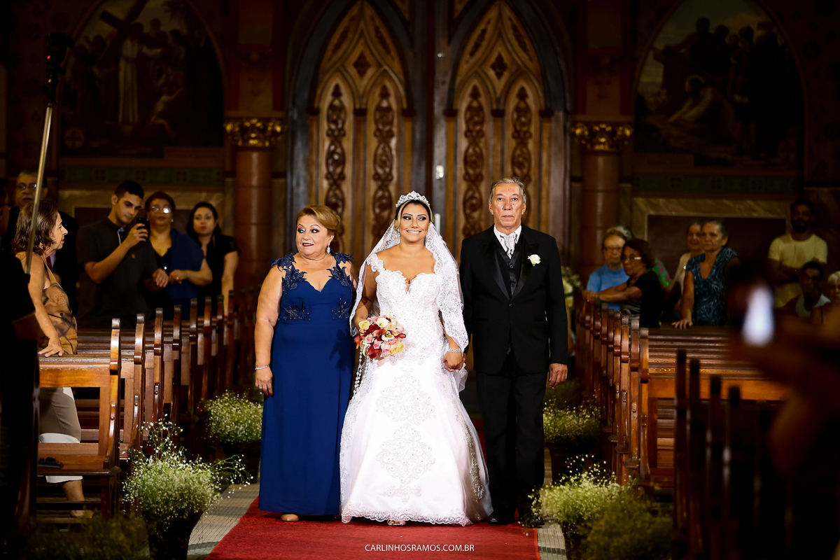 entrada-da-noiva-igreja-doembaré-santos-noiva-livia