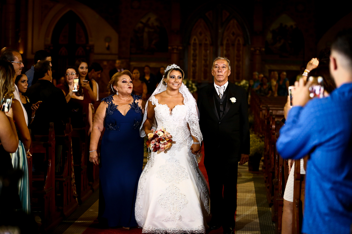 entrada-da-noiva-igreja-doembaré-santos-noiva-livia