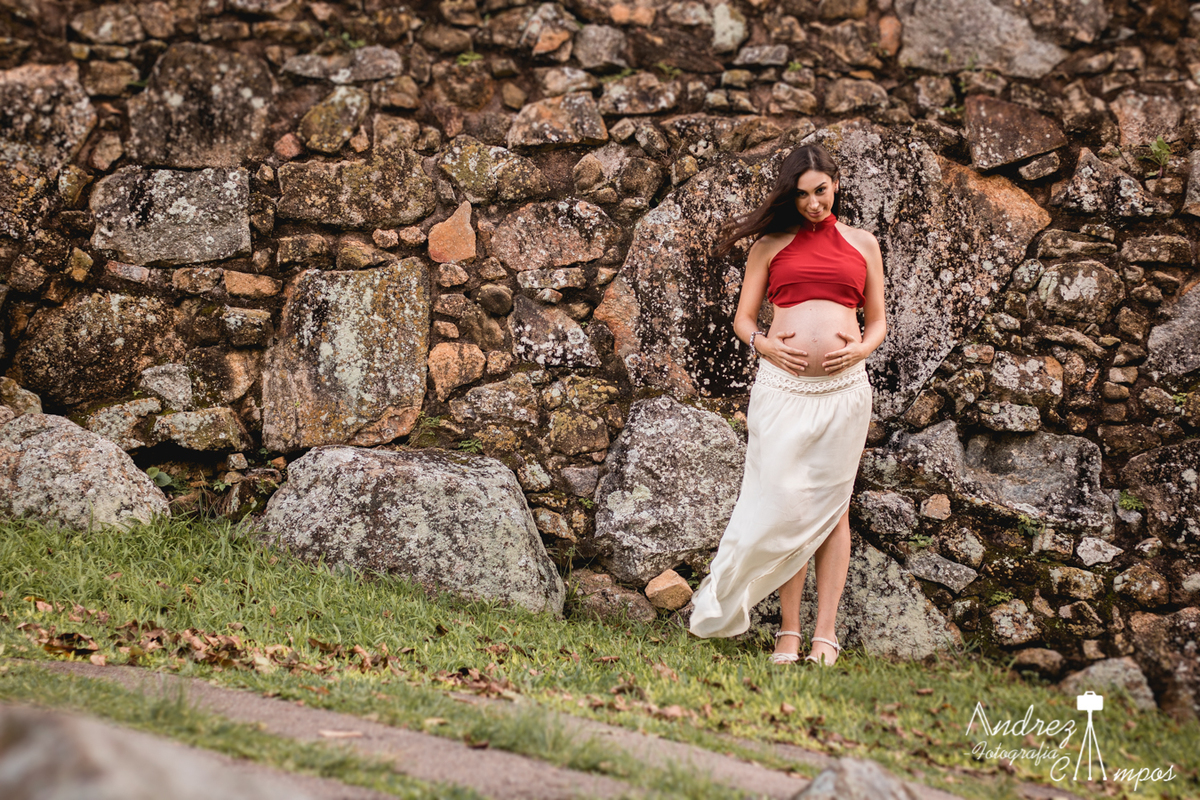 gestante muro de pedra