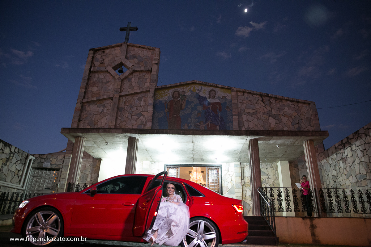 noiva saindo do carro