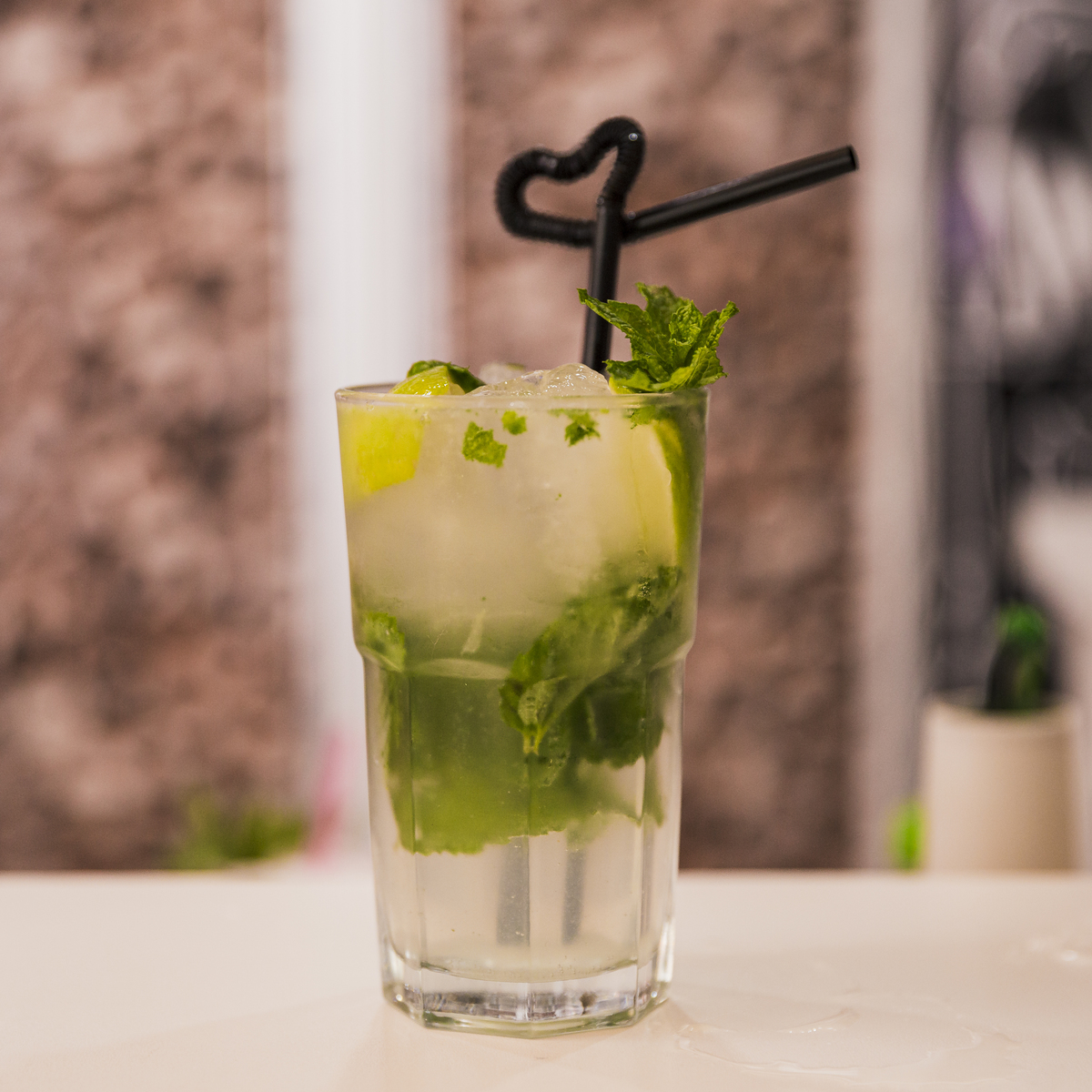 Mojito
É um coquetel à base de rum branco originário de Cuba. Esse coquetel com mais de 100 anos não tem sua origem tão bem documentada quanto o daiquiri ou a cuba-libre.