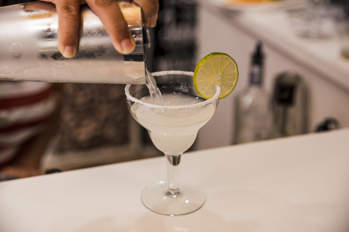 Margarita
A margarita é um coquetel feito com tequila, sal, suco de limão e licor de laranja. 