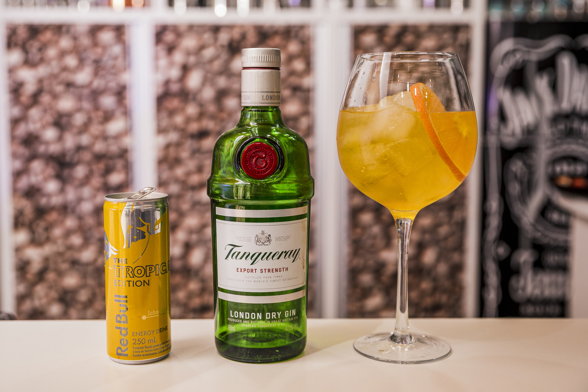 Gin Tropical
A bebida Gin Tropical é mais um drinque que fez sucesso no mundo da coquetelaria. A combinação de um bom gin com o red bull tropical ficou absurdamente incrível.