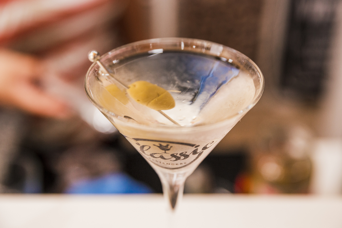 Dry Martini
O martíni, também conhecido como dry martini, é um coquetel feito com gim e vermute seco, na proporção de seis para um, sendo os ingredientes misturados e coados, servidos em um copo gelado. O martíni é um ícone popular.