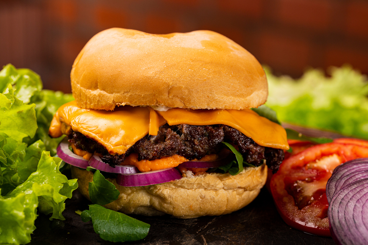 Willian
Hamburguer com 180g de cordeiro 
 selecionado, duplo cheddar derretido, agrião temperado com molho para churrasco, cebola roxa, molho Queen e pra finalizar bacon grelhado no pão francês redondo