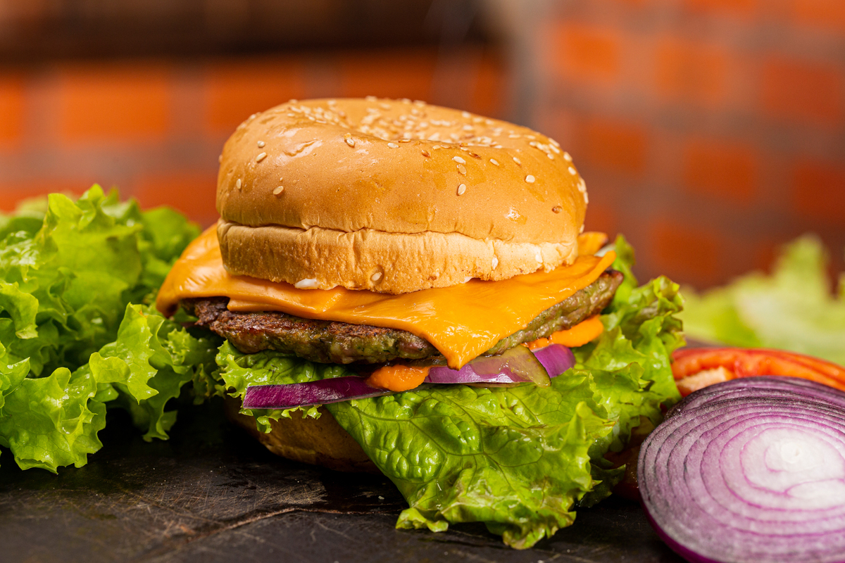 George
Hamburguer com 160g de costela angus, queijo cheddar inglês, delicioso molho Queen, alface americana, cebola roxa e muito picles no pão brioche redondo.