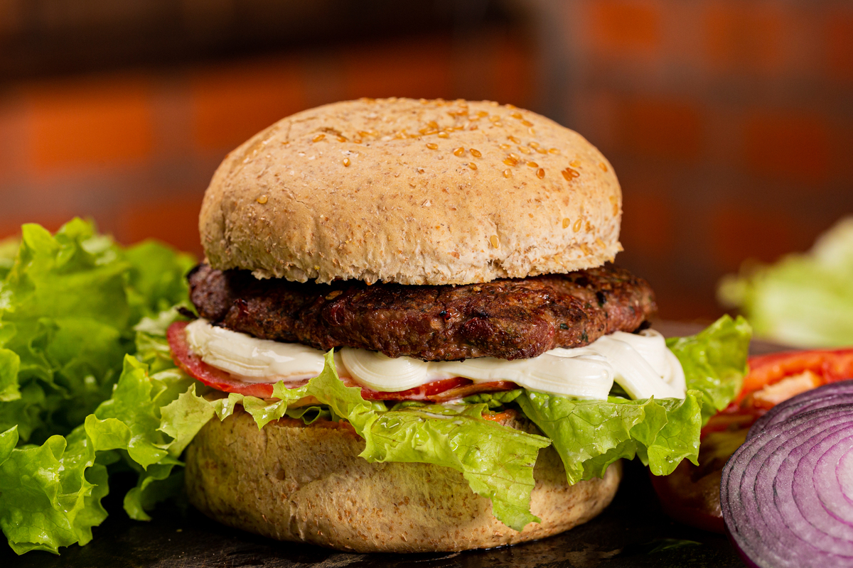 George Fit
Hamburguer com 100g de carne de patinho selecionada, chia e farinha de linhaça temperado com sal do himalaia, para acompanhar o pão integral, alface ou agrião, tomate em rodela e para finalizar uma porção mágica de cream cheese.
