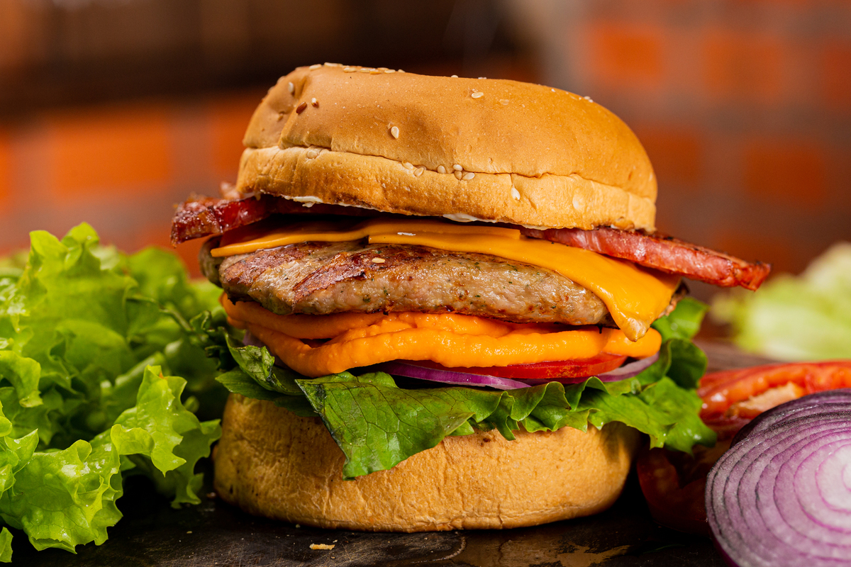 Charles
Hamburguer com 200g de sobre paleta suína selecionada, queijo cheddar, delicioso molho Queen, alface crespa, tomate e cebola roxa pra finalizar bacon grelhado no pão brioche redondo.