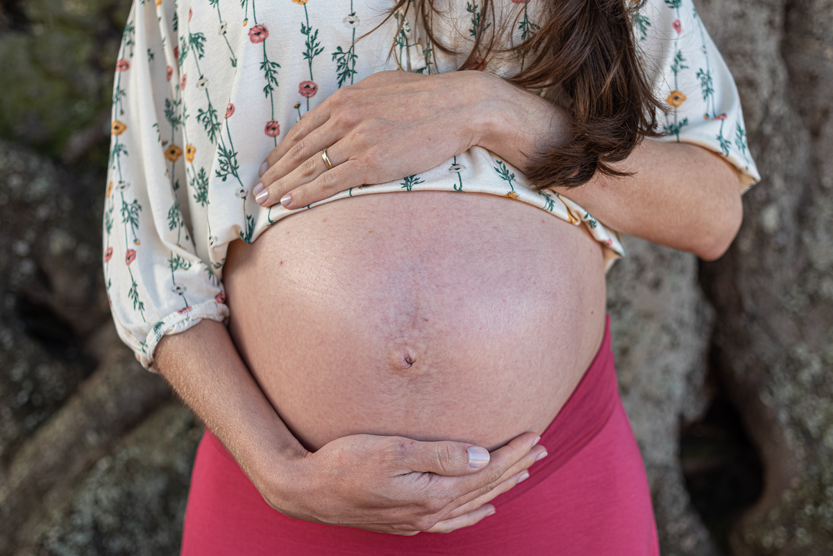 ensaio-externo-de-gestante-rj-praia-vermelha-mureta-da-urca-por-do-sol