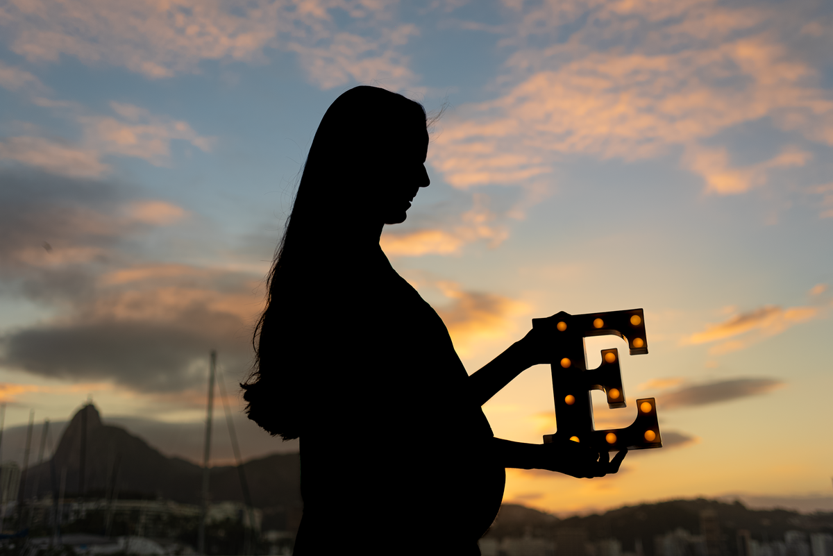 ensaio-externo-de-gestante-rj-praia-vermelha-mureta-da-urca-por-do-sol