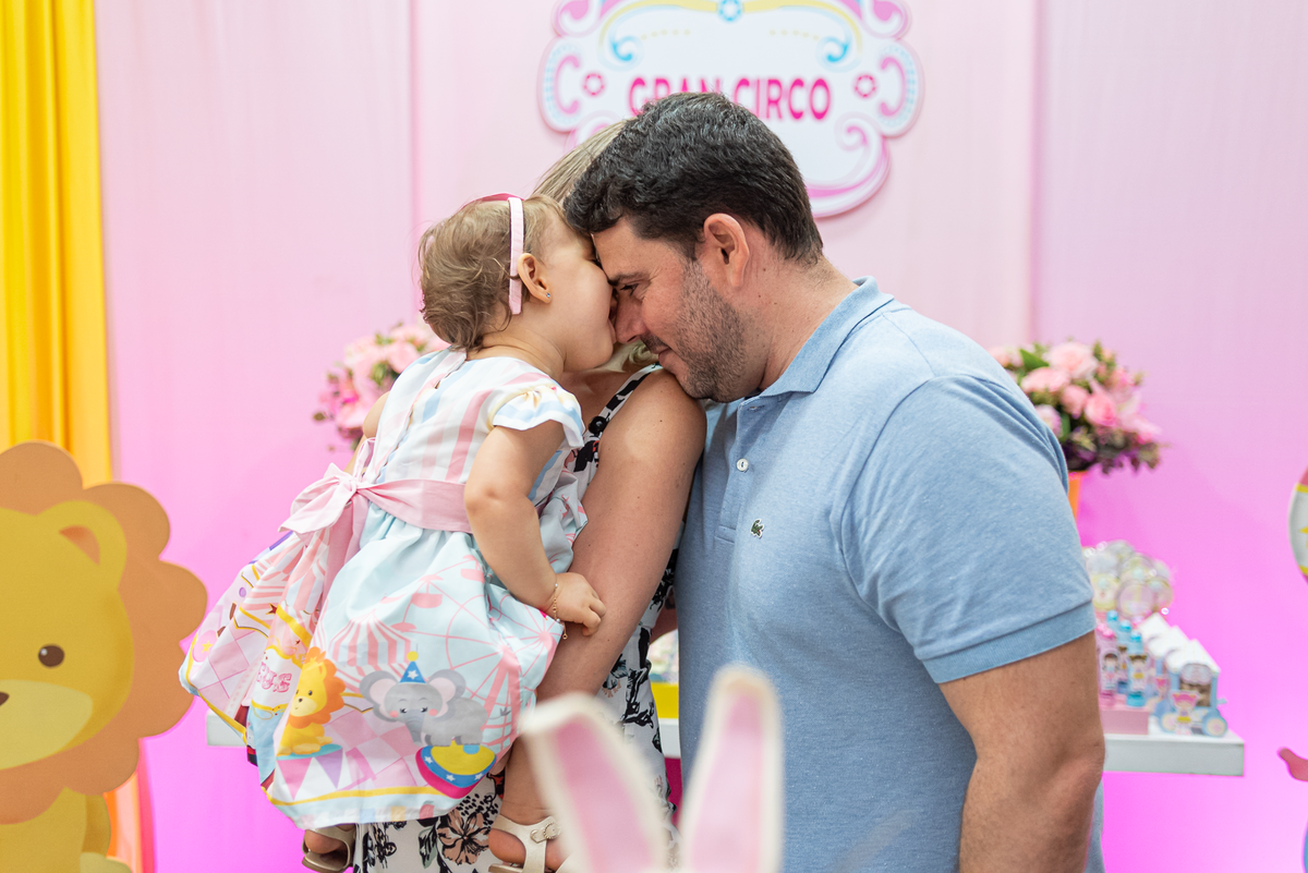 fotografia-festa-infantil-rj-1-ano-menina-circo-rosa-estacao-faz-de-conta-penha