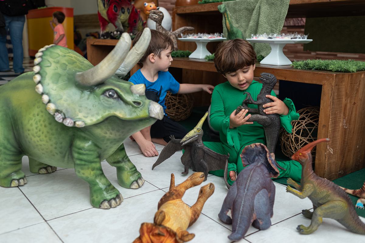 fotografia-de-festa-infantil-rj-3-anos-tema-decoracao-dinossauro-kidsland-buffet-infantil-laranjeiras